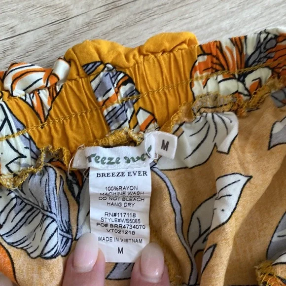 Boutique brand floral shorts size M - Picture 2 of 3